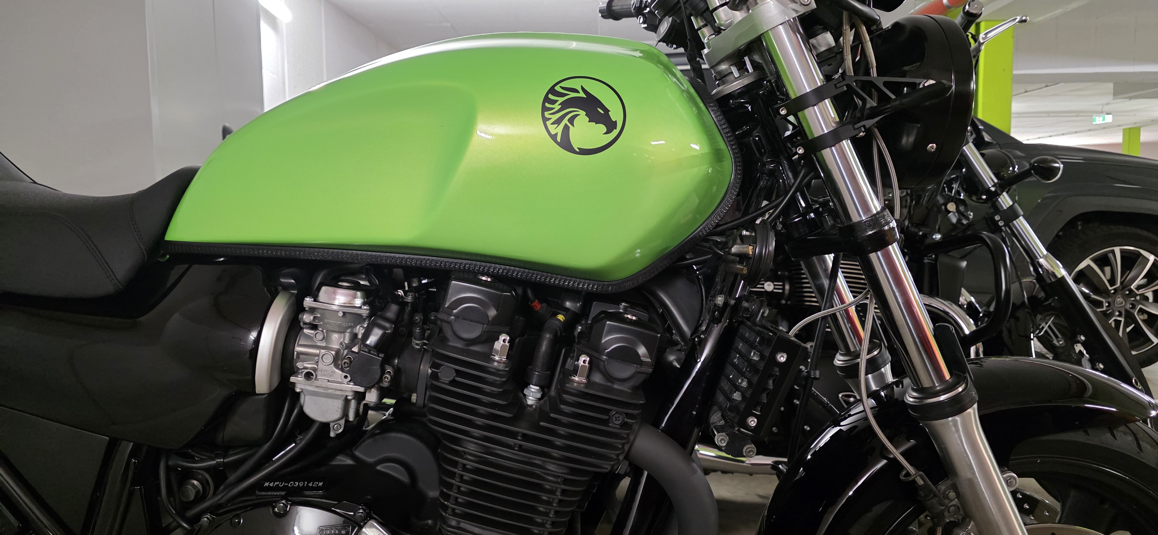 Motorradtank mit montiertem PVC-Kantenschutzprofil